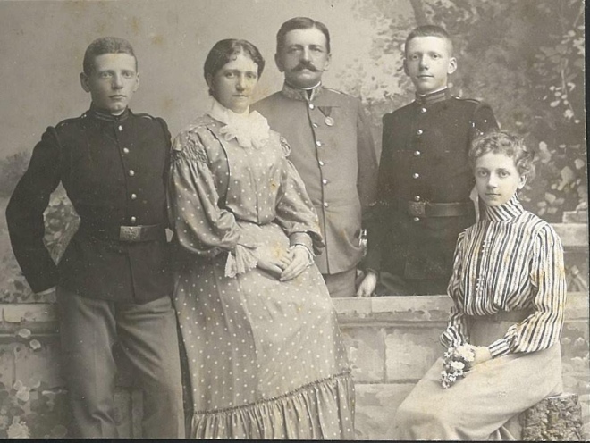 Францішек Клееберг (ліворуч) з родиною