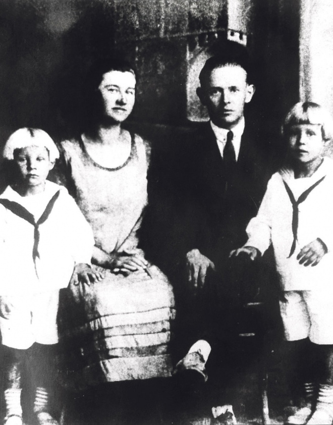 Родина Дубчеків в Киргизії. Александер ліворуч. 