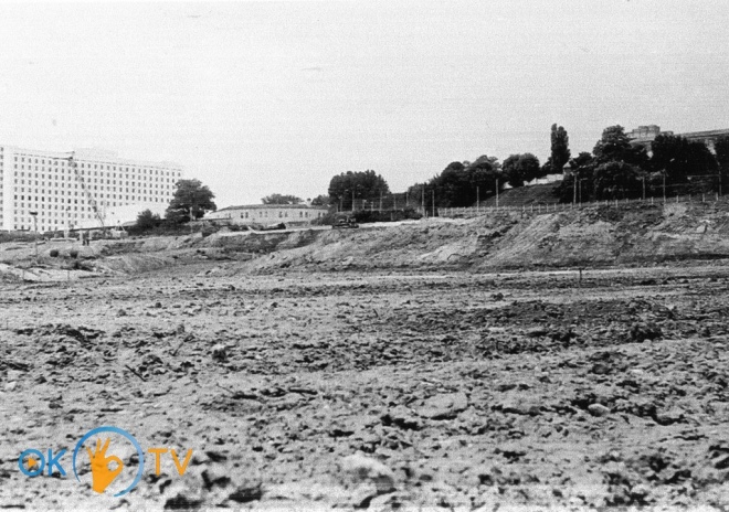 Розчищена для будівництва територія в околицях площі Лесі Українки. 1982 рік