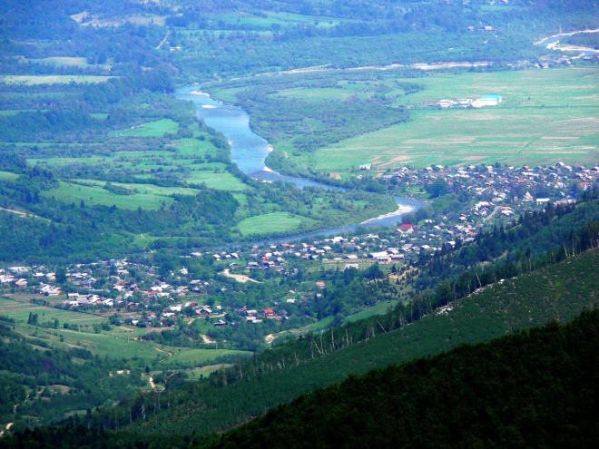 Вид на рідне село Р.Кирчіва – Корчин із вершини г. Парашка (Сколівські Бескиди), 2009 р. 