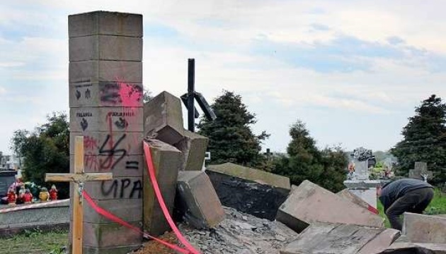 Зруйнована могила вояків УПА у Грушовичах