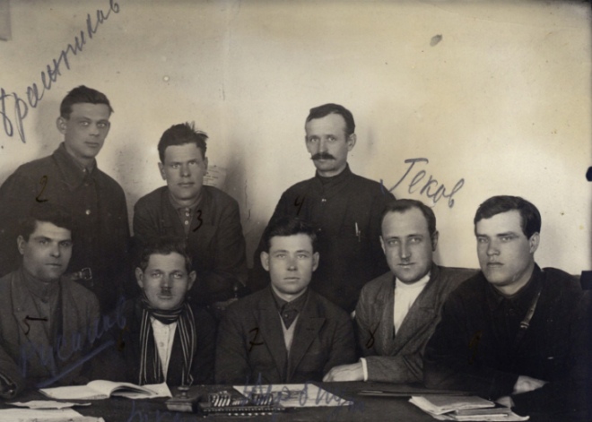 Фото засідання активістів із вилучення зерна, Одещина, 1932 р. 