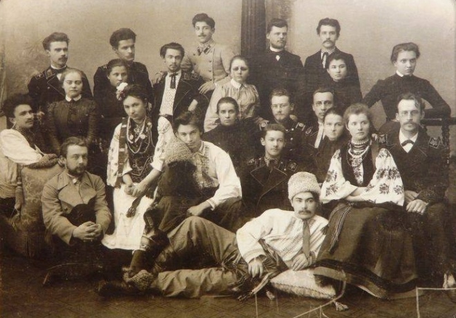 Група української студентської громади Петрограда, напередодні революції 1917 року. 