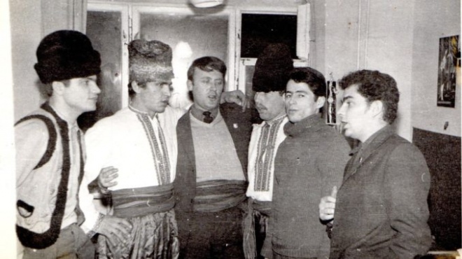Студенти Чернівецького університету колядують. 1969-1970 рр.