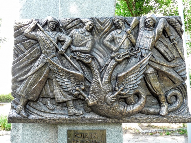 Фрагмент памʼятного знаку Чорним запорожцям у Золотоноші 