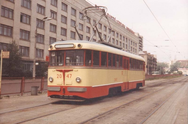 Трамвай № 30 на бульварі Лесі Українки