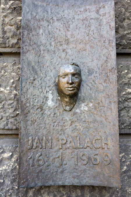 Посмертна маска Яна Палаха на будинку філософського факультету Карлового університету в Празі 