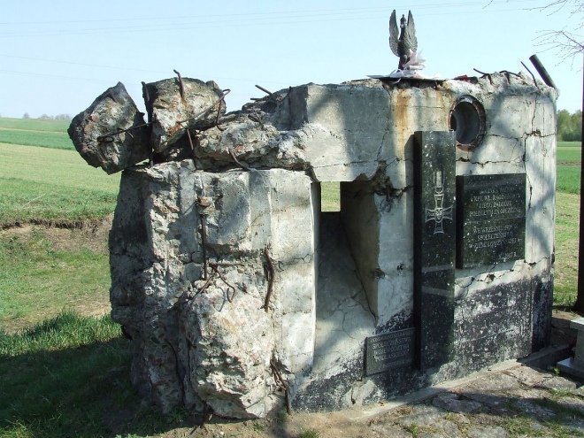 Пам'ятник оборонцям Візни, вціліла стіна польського бункера