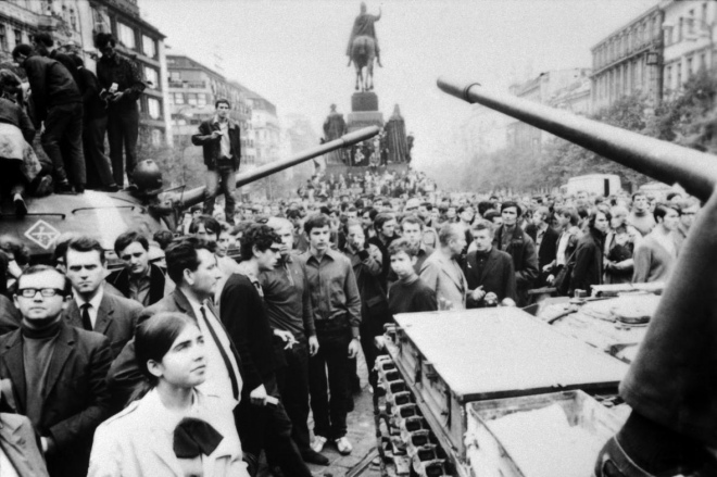 Радянські танки на головній площі Праги. 