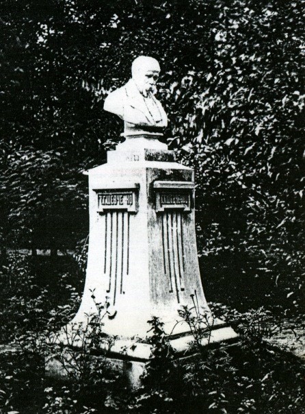 Перший у світі пам'ятник Тарасу Шевченку. Садиба Алчевських, Харків