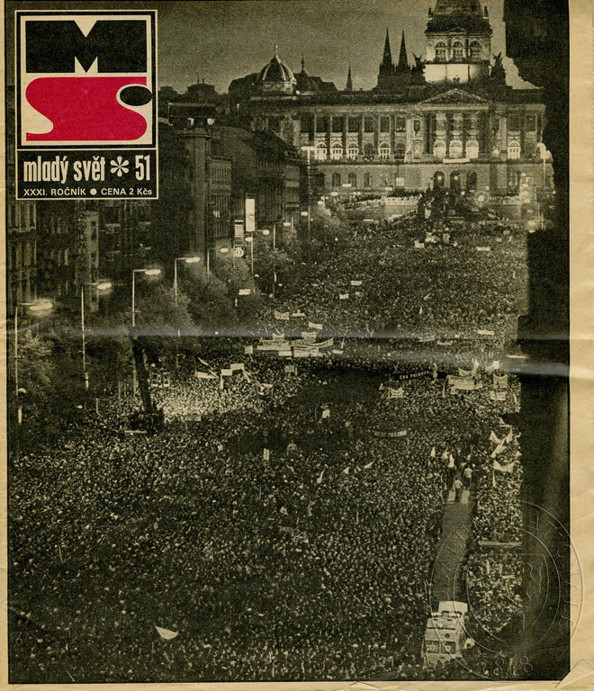 Листопадовий номер часопису Mladý svět з фотографією протестів на Вацлавській площі в Празі
