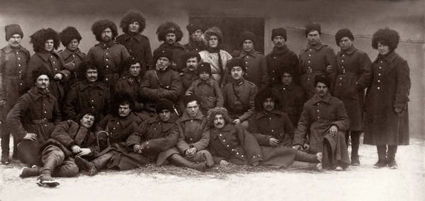 Старшини й козаки конвою командувача армії УНР, під час Першого Зимового походу. 1920 рік