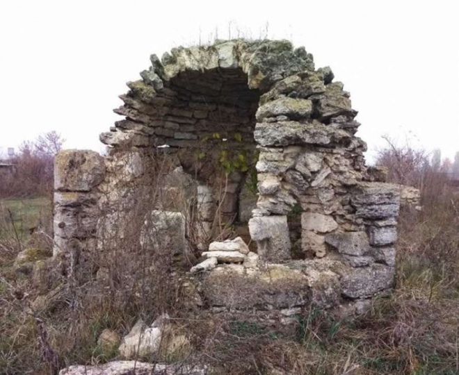 Руїни мавзолею в Малий Кісниці