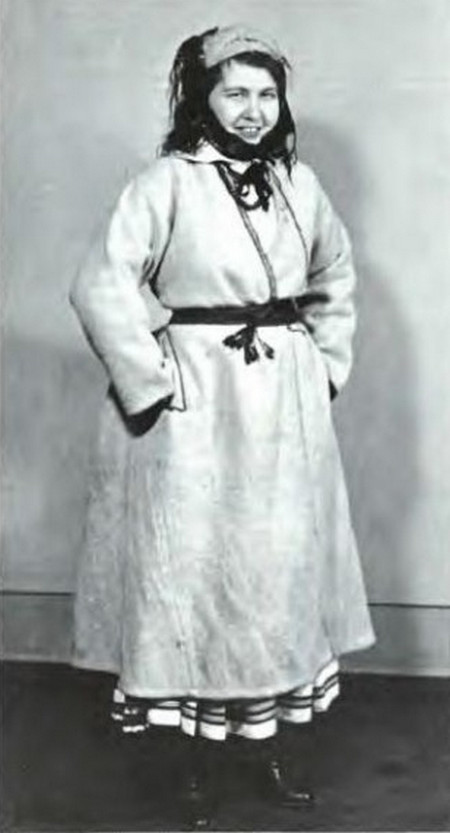 Марія Бачинська-Донцова на показі народного вбрання у Львові, 1934 р.