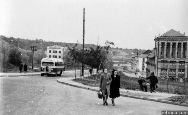 Вулиця Бастіонна. Тролейбусної лінії, та й забудови ще нема. 1953 рік