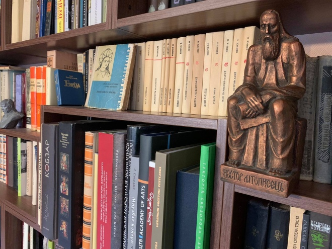 Статуетка Нестора-Літописця на книжковій полиці. Фото ілюстративне