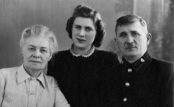 Олександра Радченко (ліворуч) із донькою та чоловіком 