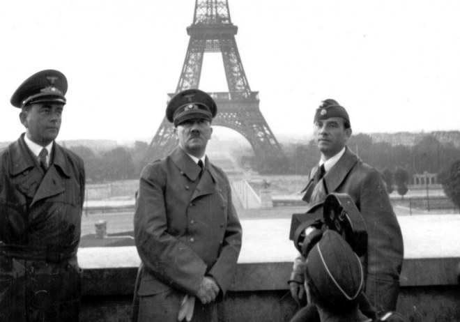 Адольф Гітлер на фоні Ейфелевої вежі, Париж