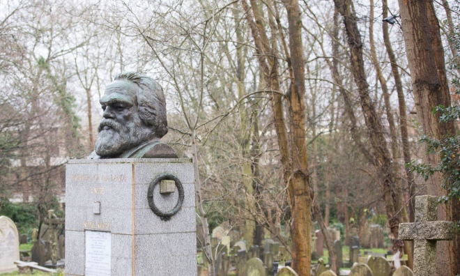 Могила Маркса на цвинтарі Хайгейт, розташованому на півночі Лондона