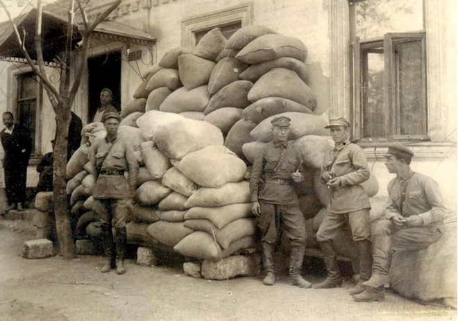 Міліціонери із відібраним у селян зерном, Херсонщина, 1932 р.