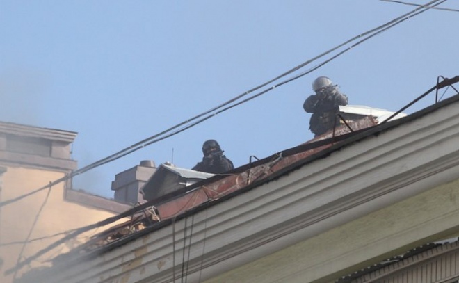 Озброєні силовики на дахах будинків у центрі Києва 