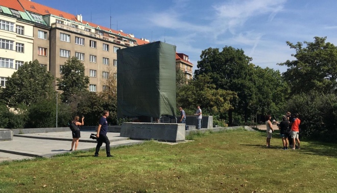Закритий брезентом пам'ятник маршалу СРСР Івану Конєву