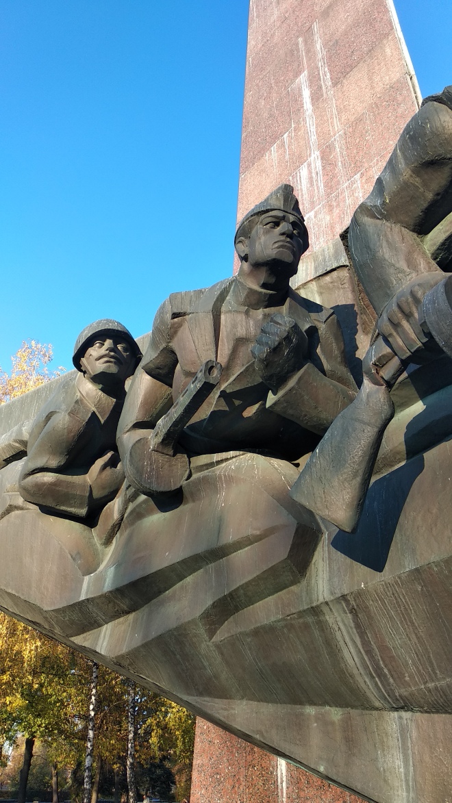 Скульптура чехословацького воїна на головному монументі Парку Слави в Білій Церкві 