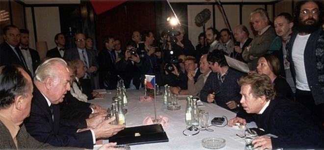 Круглий стіл між владою та опозицією. Ліворуч Ладіслав Адамец, праворуч Вацлав Гавел 