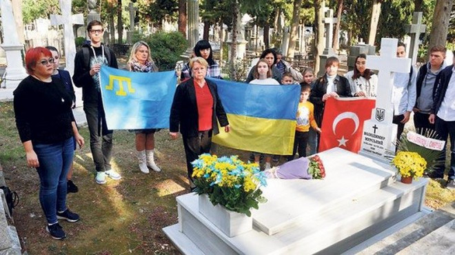 Українці біля відновленої могили Мурського 
