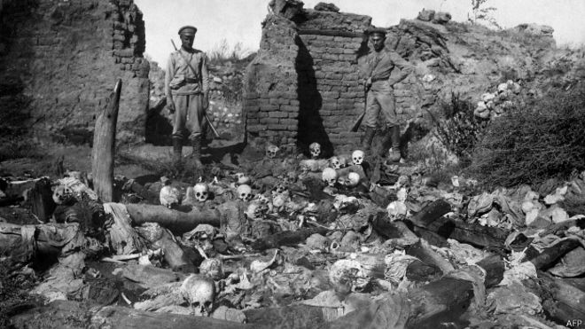 Останки жертв різанини у вірменському селі в долині Муш, 1915 рік