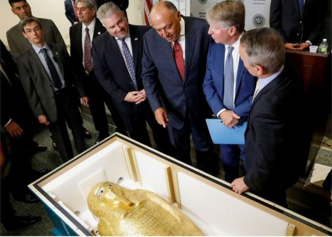 Міністр закордонних справ Єгипту Самех Хассан Шукр оглядає саркофаг