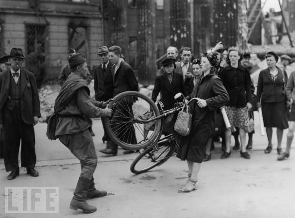 Трудности перевода. Советский солдат и немка во время купли-продажи велосипеда