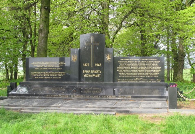 Пам'ятник загиблим родинам на місці чеського кладовища колонії Чеський Малин