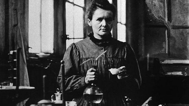 Марія Кюрі у своїй першій лабораторії у Парижі, 1896 рік