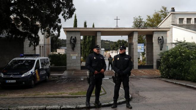 Поліція охороняє вхід до кладовища