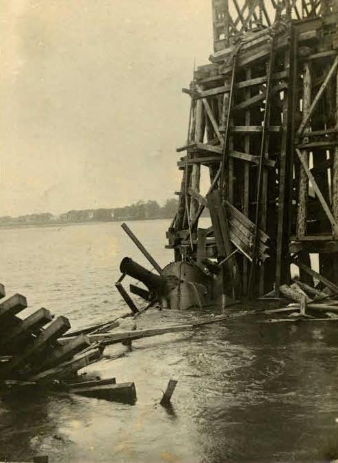 Паровоз у воді після знищення моста росіянами