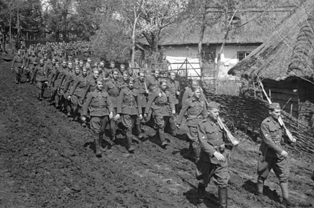 Колона солдатів Чехословацького корпусу марширує українським селом, 1944 рік 