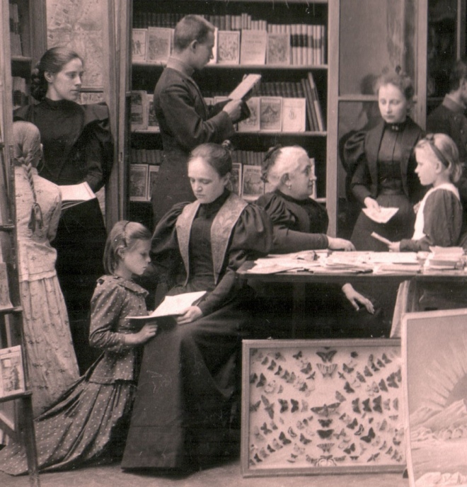 Христина Алчевська в недільній школі (третя справа)