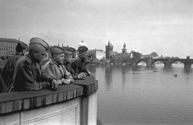 Вояки РСЧА дивляться на річку Влтаву у Празі, на задньому плані Карловий міст