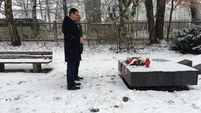 Прем'єр-міністр Польщі Моравецький покладає вінок на могилу так званої Бригади Свєнтокшиської