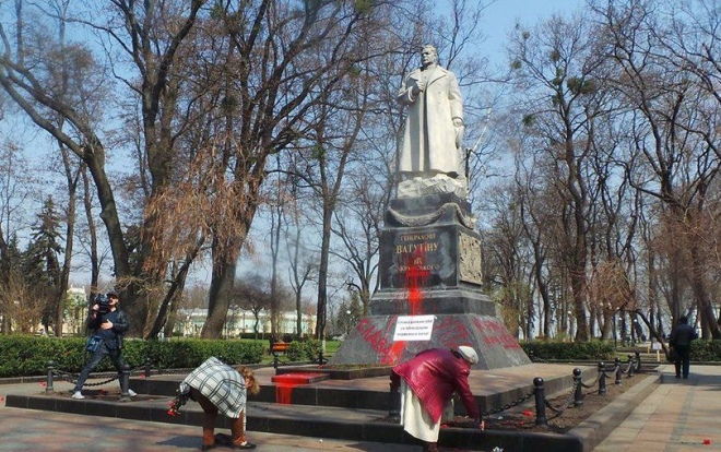 Пам'ятник Ватутіну запропонували демонтувати, а його могилу перенести