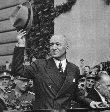 Едвард Бенеш повертається в Прагу 1945