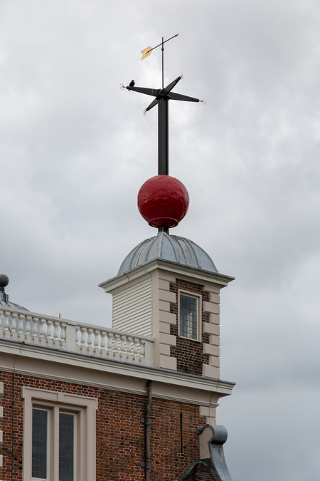 Сучасне зображення часової кулі на Флемстід-Хаус у Ґринвіцькій обсерваторії 