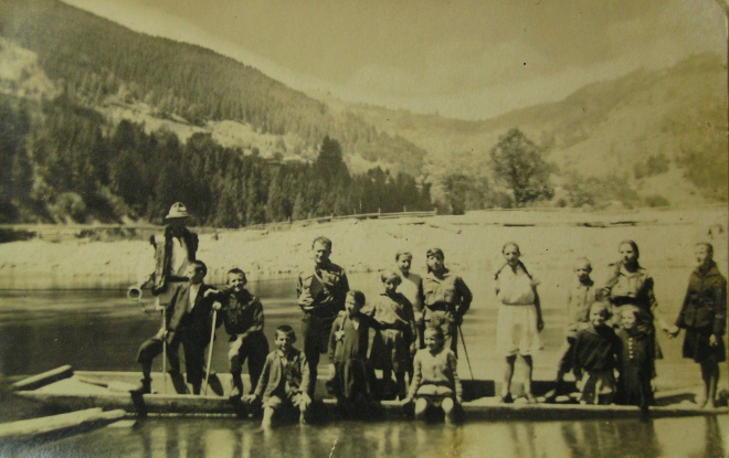 Косівські пластуни, поч. 1920-х років. У пластовому однострої – М.Горбовий