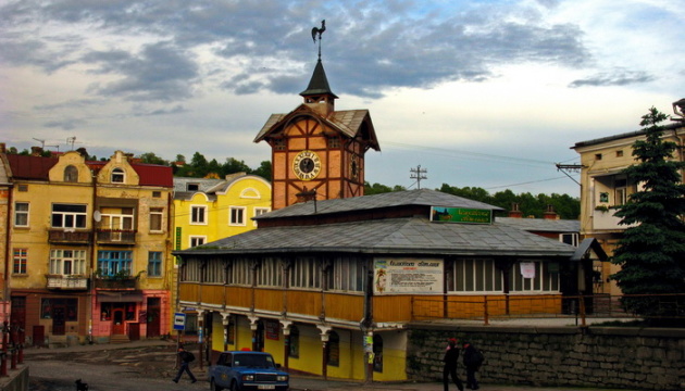 Стара ратуша Чорткова із годинниковою вежею