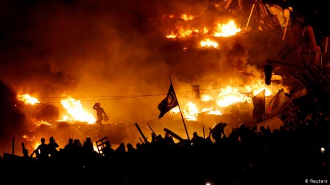 Палаючі баради на Майдані 