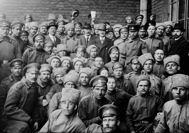 Група вояків волинського полку із гостями з Англії, березень 1917 р.