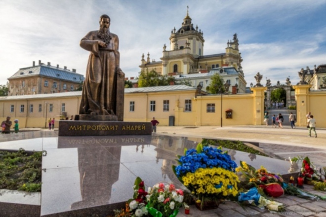 Пам'ятник Митрополиту Андрею у Львові