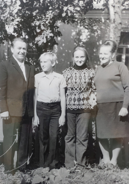 Сім'я Гончаруків біля власного будинку на Харківщині, 1978 р.