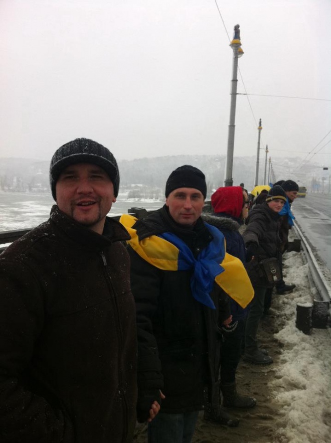 Володимир В'ятрович та Тарас Шамайда 9 років тому на акції до Дня Соборності на мосту Патона